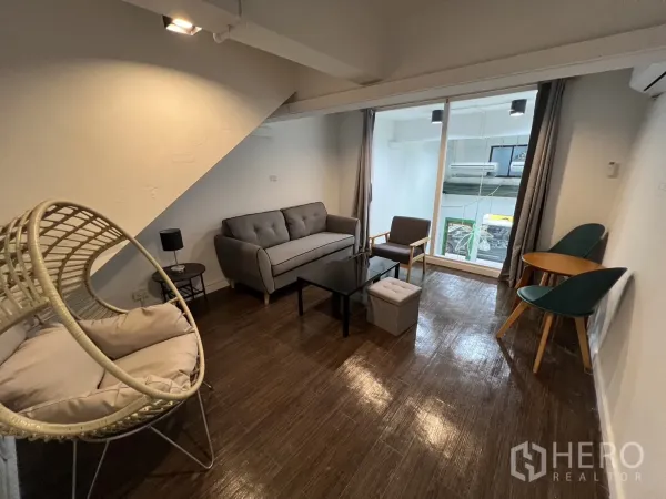 อาคารพาณิชย์ ให้เช่าในKhlong Toei, Bangkok - ชั้นลอยตกแต่งเฟอร์นิเจอร์พร้อมประตูกระจกบานเลื่อน