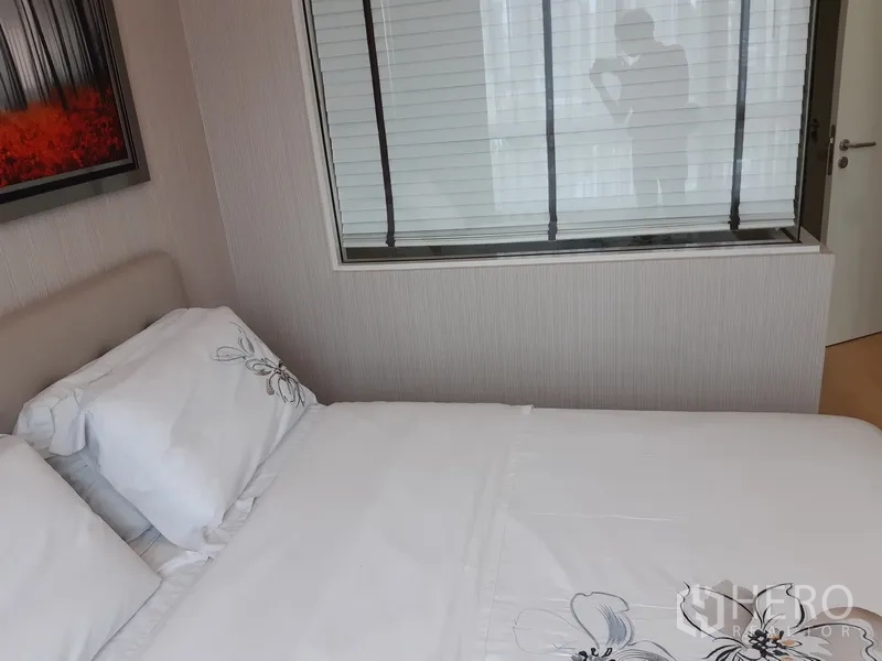 คอนโด ให้เช่าในWatthana, Bangkok - ห้องนอนที่สองพร้อมเตียงและช่องหน้าต่างภายในเชื่อมห้องนั่งเล่น