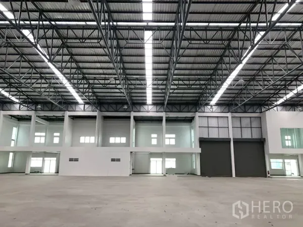 工厂 出租在Phra Nakhon Si Ayutthaya - 9米高钢结构仓库内景，采光带与大型卷门齐全。