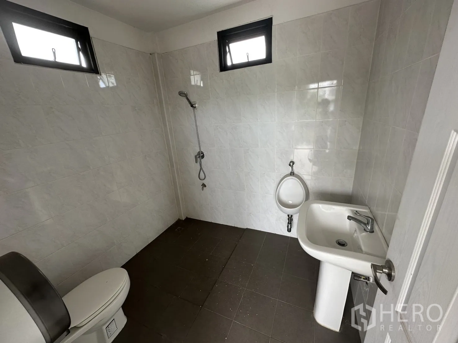 货栈 出租在Suan Luang, Bangkok - 干净卫生间，含坐便、尿斗、洗手盆与淋浴。