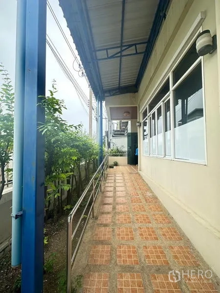 คลังสินค้า ให้เช่าหรือขายในLam Luk Ka, Pathum Thani - ทางเดินพื้นกระเบื้องมีราวจับเลียบตัวอาคารใต้หลังคา