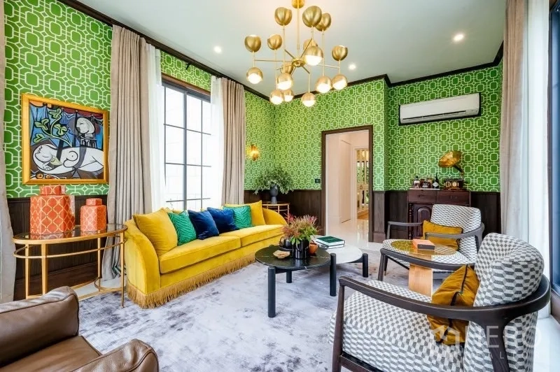 บ้าน ขายในBang Kapi, Bangkok - ห้องนั่งเล่นสไตล์ชิค วอลล์เปเปอร์สีเขียว โซฟาสีเหลือง และโคมระย้าทันสมัย