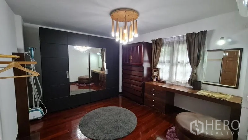 Detached House for rent in Saphan Sung, Bangkok - Dressing room viewpoint with vanity, drawers, and statement chandelier.
