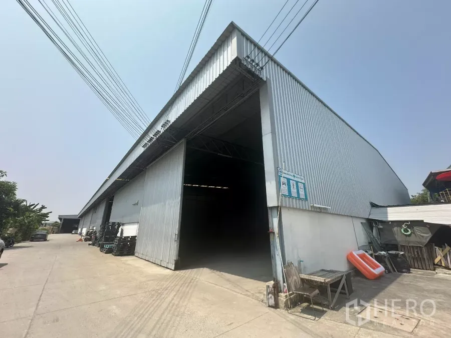 คลังสินค้า ให้เช่าในBang Phli, Samut Prakan - ด้านหน้าโกดังเมทัลชีทประตูบานเลื่อนขนาดใหญ่ ทางวิ่งรถบรรทุกกว้าง บางพลี