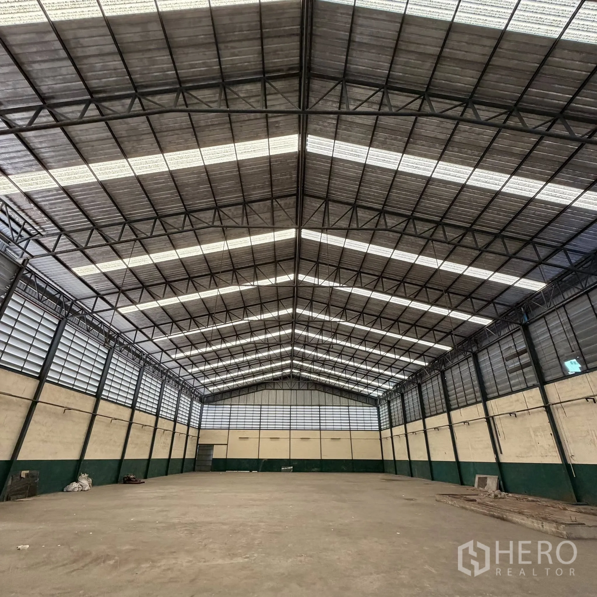 工厂 for rent in Phra Pradaeng, Samut Prakan - 大型无柱仓库，高坡屋顶与通风采光板。