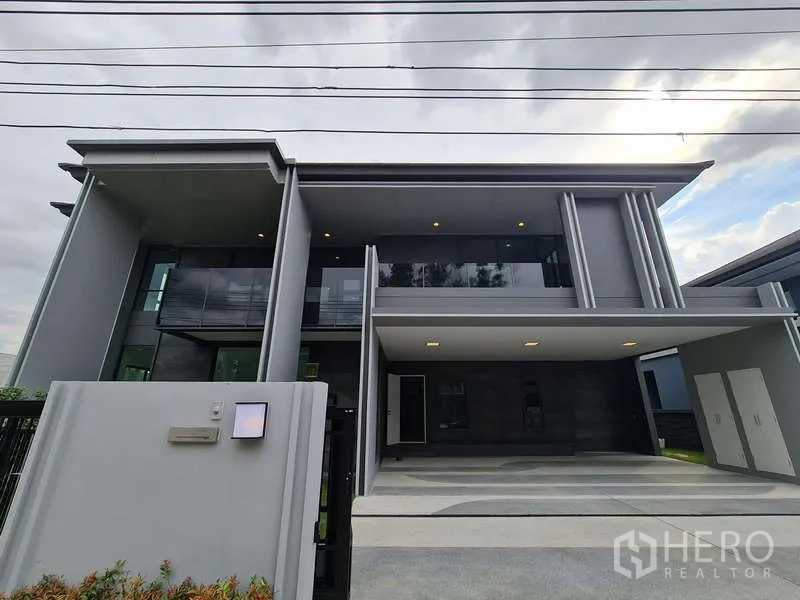 Detached House for rent or sale in Bang Kapi, Bangkok - Modern two-storey detached house facade with carport and balcony.