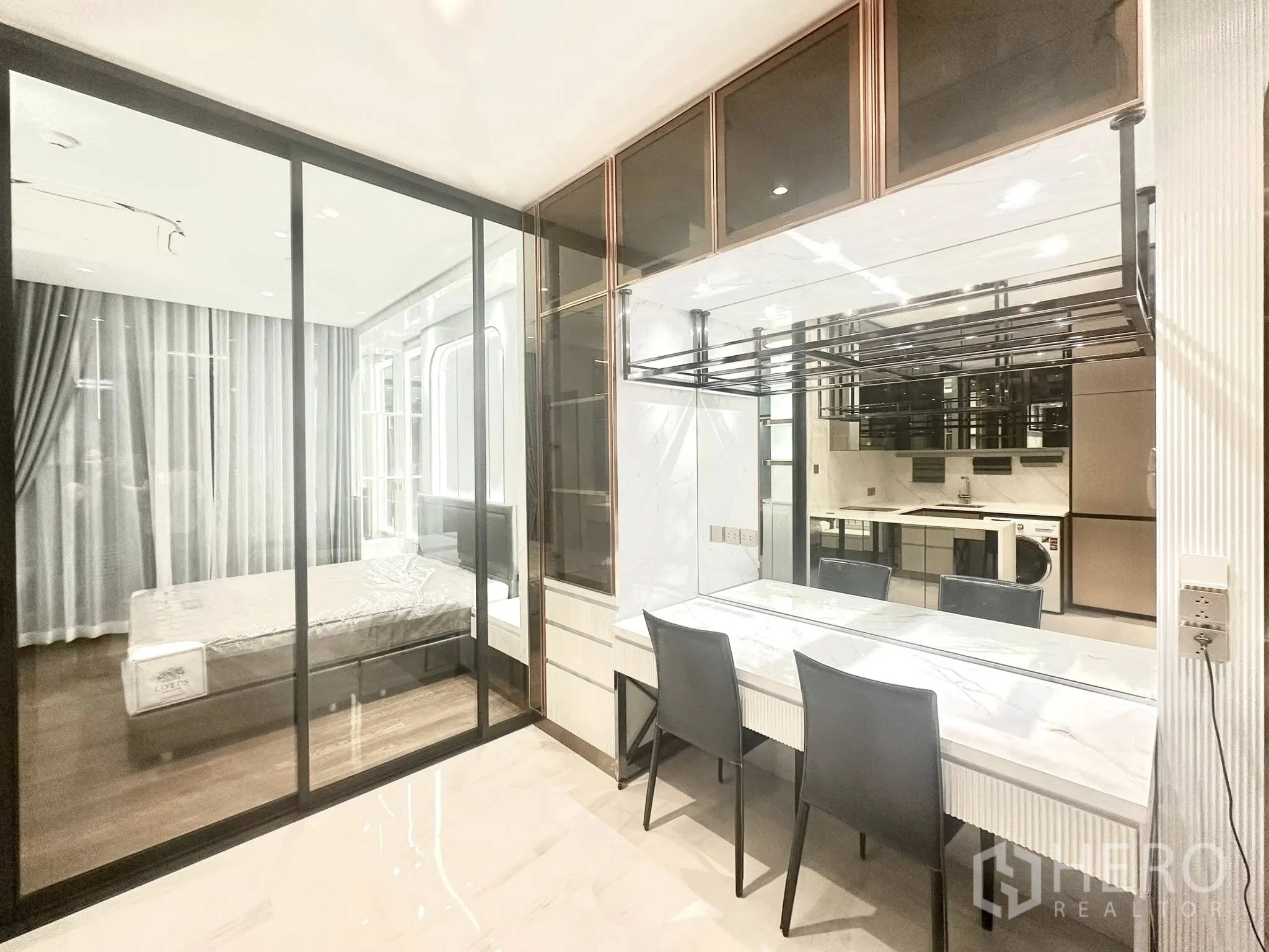 คอนโด for rent in Sathon, Bangkok - ห้องนอนกั้นกระจกเชื่อมกับมุมทานอาหารโต๊ะหินอ่อนและผนังกระจกเงา