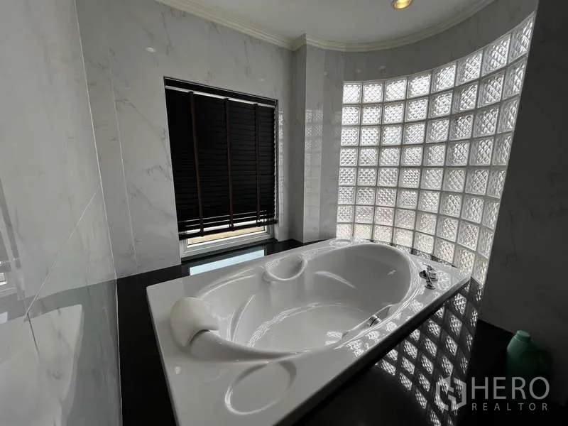 บ้าน ให้เช่าในPrawet, Bangkok - มุมอ่างอาบน้ำข้างผนังกระจกบล็อกโค้ง.