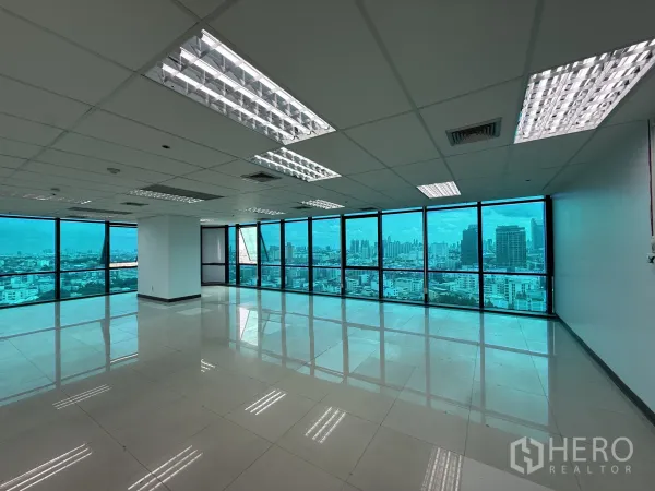 สำนักงาน ให้เช่าในHuai Khwang, Bangkok - มุมสำนักงานสว่าง กระจกเต็มบาน รอบทิศ พร้อมวิวเมืองและโคมไฟฝังเพดาน