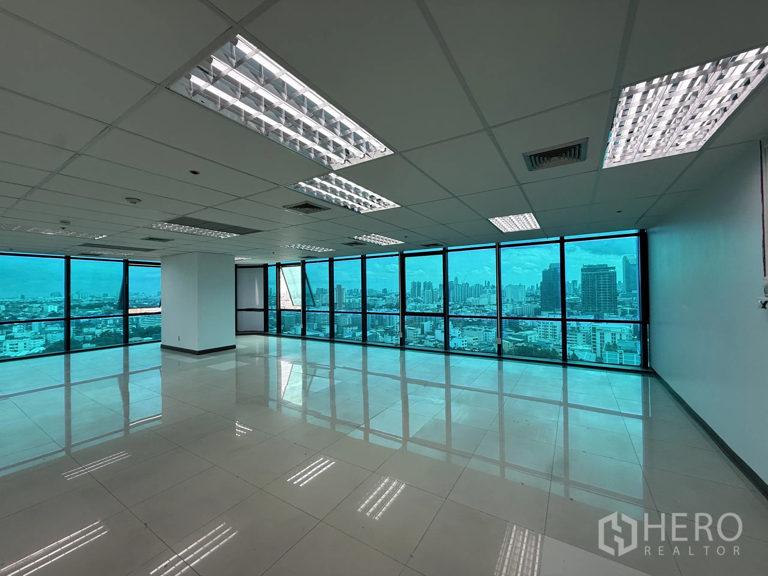 สำนักงาน ให้เช่าในHuai Khwang, Bangkok - มุมสำนักงานสว่าง กระจกเต็มบาน รอบทิศ พร้อมวิวเมืองและโคมไฟฝังเพดาน
