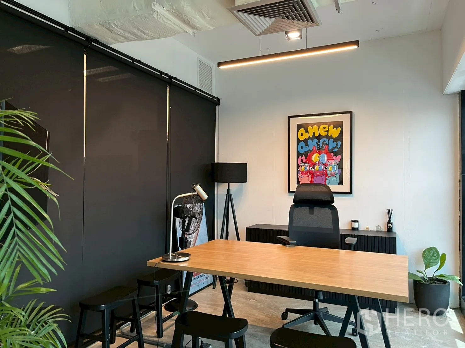 办公室 for rent in Watthana, Bangkok - 另一间私密办公室，木桌、黑色百叶、台灯与盆栽。