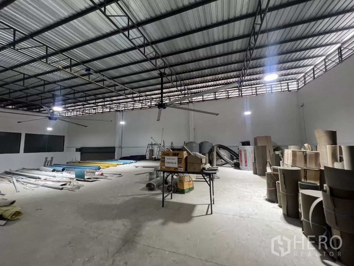 คลังสินค้า ให้เช่าหรือขายในLat Krabang, Bangkok - ฮอลล์กว้างพร้อมพัดลมเพดาน วัสดุวางเตรียมงาน และประตูม้วน