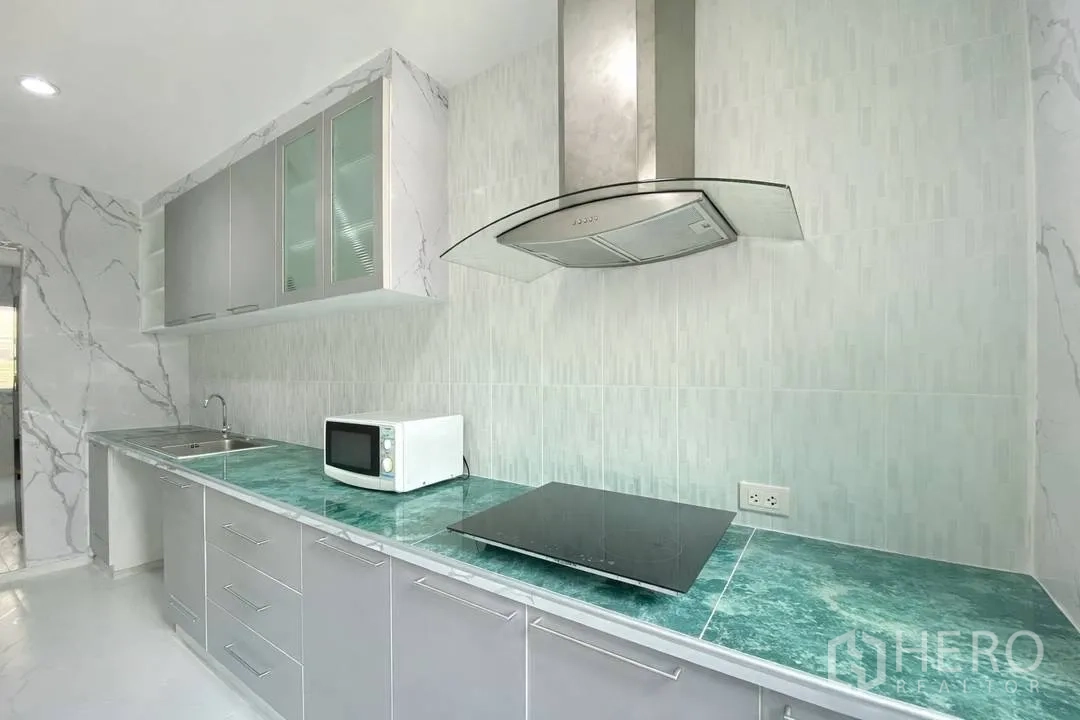 บ้านเดี่ยว for rent in Suan Luang, Bangkok - เคาน์เตอร์ครัวพร้อมเตาไฟฟ้า เครื่องดูดควัน และไมโครเวฟ