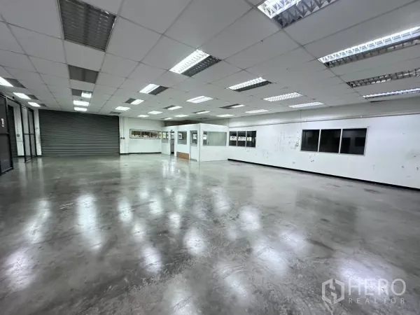 โรงงาน ขายในLat Krabang, Bangkok - ฮอลล์อุตสาหกรรมกว้าง มีประตูโหลดสินค้าแบบม้วนและช่องหน้าต่างภายใน