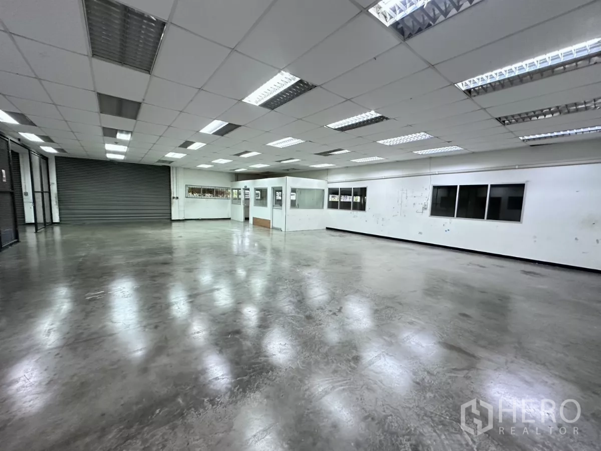 โรงงาน ขายในLat Krabang, Bangkok - ฮอลล์อุตสาหกรรมกว้าง มีประตูโหลดสินค้าแบบม้วนและช่องหน้าต่างภายใน