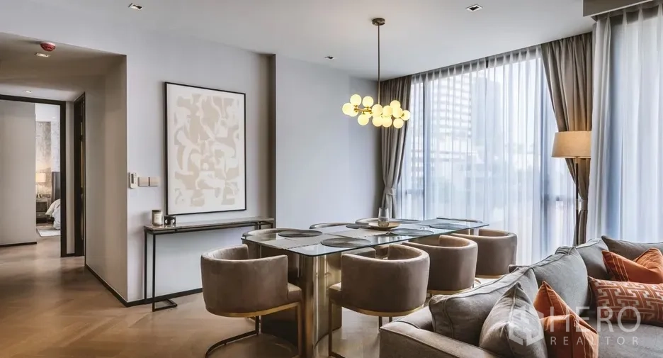 คอนโด ให้เช่าในWatthana, Bangkok - พื้นที่รับประทานอาหารติดโซฟา โคมไฟแขวน และหน้าต่างสูงจรดเพดาน