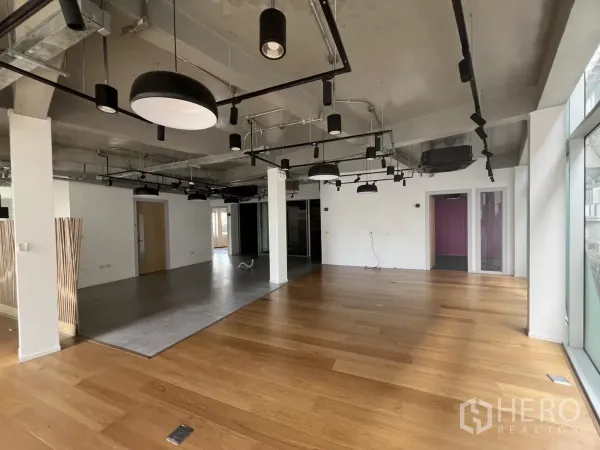 零售空间 出租在Khlong Toei, Bangkok - 开放式木地板空间，裸露天花与轨道灯，适合零售或办公。