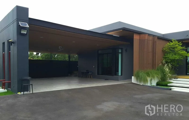 บ้าน ให้เช่าหรือขายในLam Luk Ka, Pathum Thani - บ้านชั้นเดียวสไตล์โมเดิร์นด้านหน้า มีที่จอดรถหลังคากว้าง ระแนงไม้ และกระจกบานใหญ่