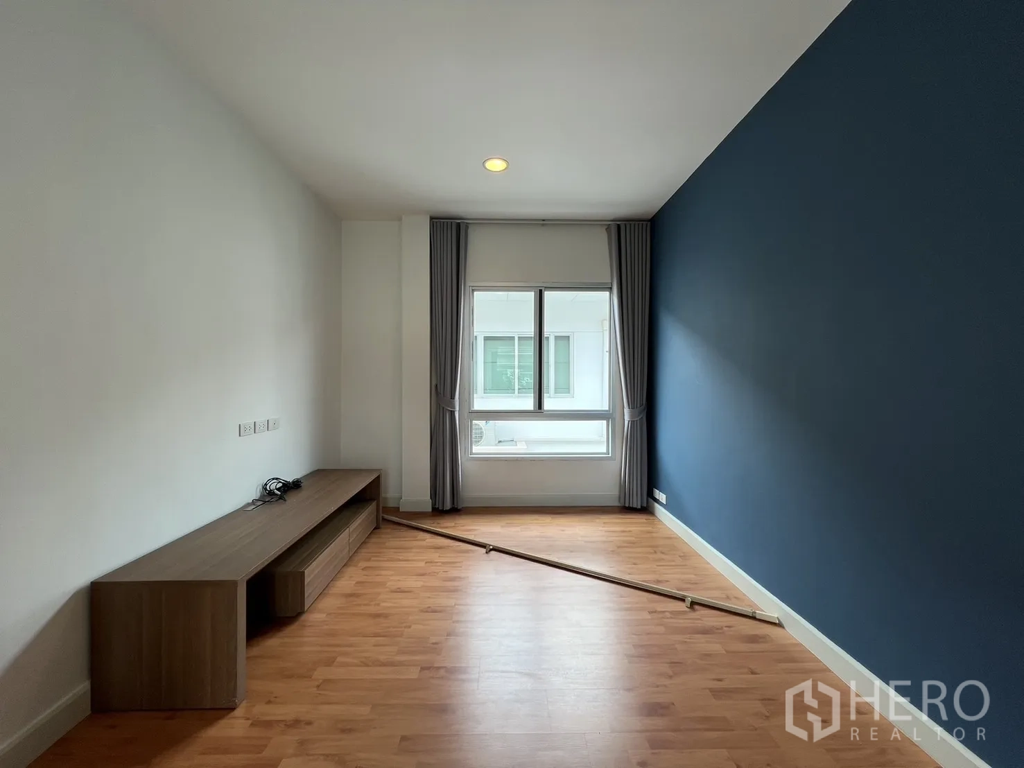 独立式住宅 出租在Saphan Sung, Bangkok - 主卧朝向大衣柜与转角窗的视角