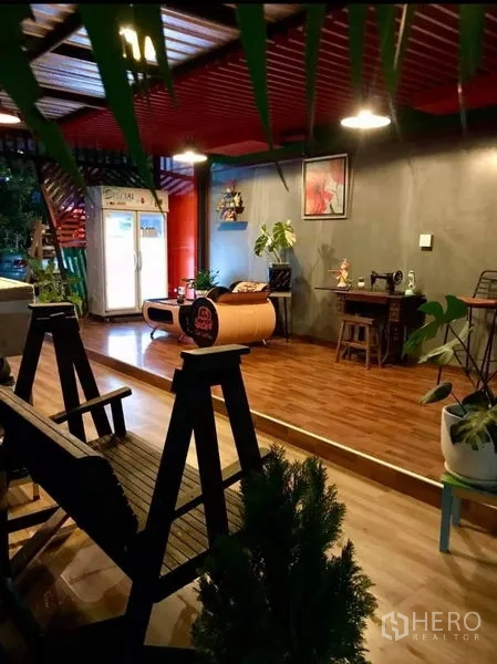 คลังสินค้า ให้เช่าในThanyaburi, Pathum Thani - พื้นที่ต้อนรับบรรยากาศอบอุ่น พื้นไม้ ผนังคอนกรีต ไฟแขวน และต้นไม้ภายในออฟฟิศโกดัง