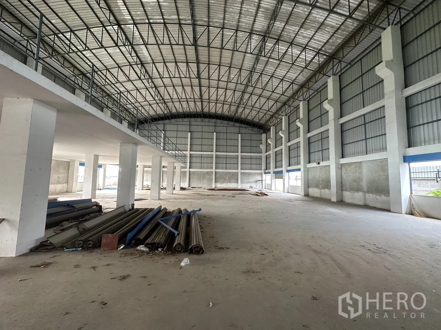 工厂 出租在Pak Kret, Nonthaburi - 宽阔生产区，高挑无柱空间，钢桁架屋顶与一侧夹层平台。