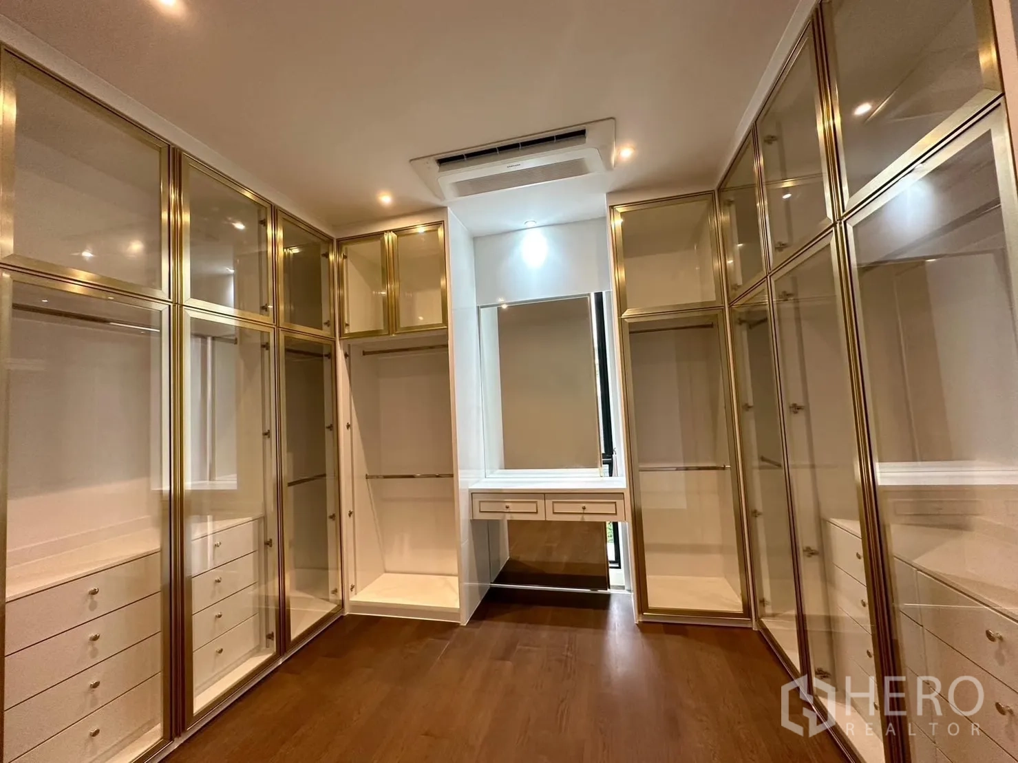 独立式住宅 出租 - 步入式衣帽间，金色边框玻璃衣柜和梳妆台，木地板