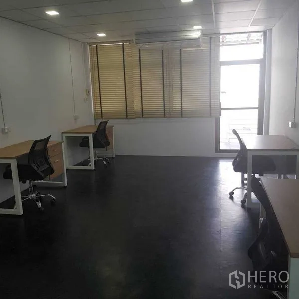 สำนักงานที่บ้าน ให้เช่าหรือขายในSuan Luang, Bangkok - พื้นที่ทำงานเงียบสงบ มีโต๊ะทำงาน ม่านบังตา และพื้นสีเข้ม