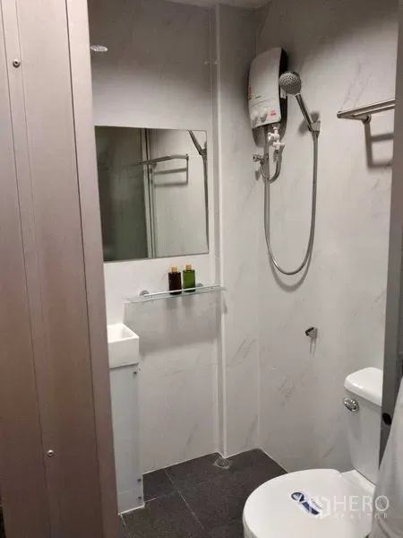 อาคารพาณิชย์ ให้เช่าในWatthana, Bangkok - ห้องน้ำสไตล์โมเดิร์น มีเครื่องทำน้ำอุ่น อ่างล้างหน้า กระจก และโถสุขภัณฑ์ผนังสีขาว.