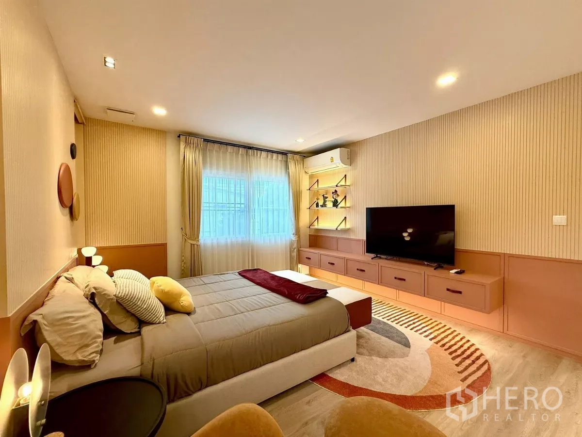 Detached House for rent in Bang Phli, Samut Prakan - Primary bedroom view with floating TV cabinet and illuminated shelves.