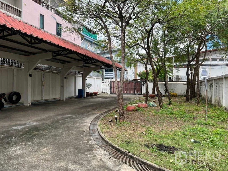 บ้าน ให้เช่าในSathon, Bangkok - มุมสวนมีต้นไม้ รางระบายน้ำ และประตูรั้ว มองจากโรงจอดรถ