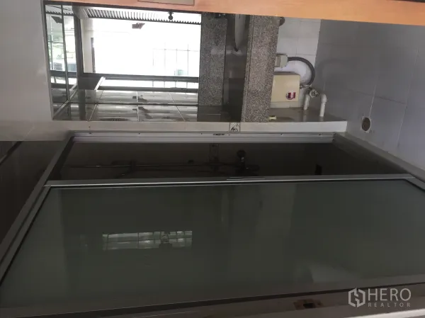 คอนโด ให้เช่าในPathum Wan, Bangkok - ห้องน้ำพร้อมอ่างอาบน้ำ ฉากกระจกบานเลื่อน เคาน์เตอร์หินแกรนิต และกระจกบานใหญ่