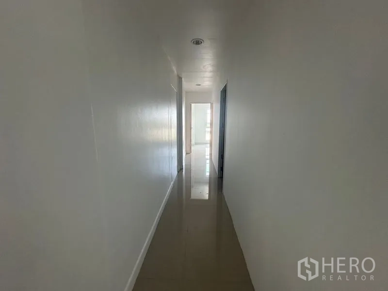 带办公室的家 出租在Bang Na, Bangkok - 狭长走廊，嵌灯与亮面地面。