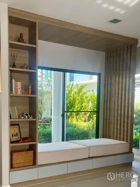 Detached House for rent in Bang Phli, Samut Prakan - Window seat with shelving overlooking green garden