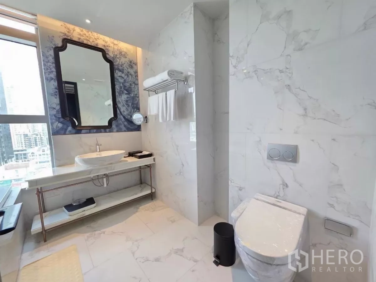 คอนโด ให้เช่า - ห้องน้ำพร้อมตู้ชาวเวอร์กระจกและอ่างอาบน้ำข้างหน้าต่าง