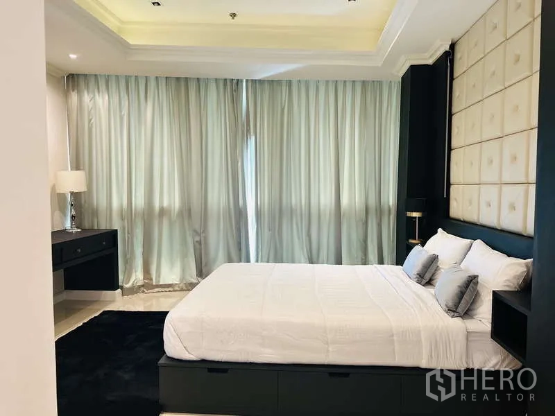 คอนโด ให้เช่าหรือขายในKhlong Toei, Bangkok - ห้องนอนอบอุ่น หัวเตียงบุผ้า แสงไฟนุ่มนวล และผ้าม่านเต็มบานเพื่อความเป็นส่วนตัว