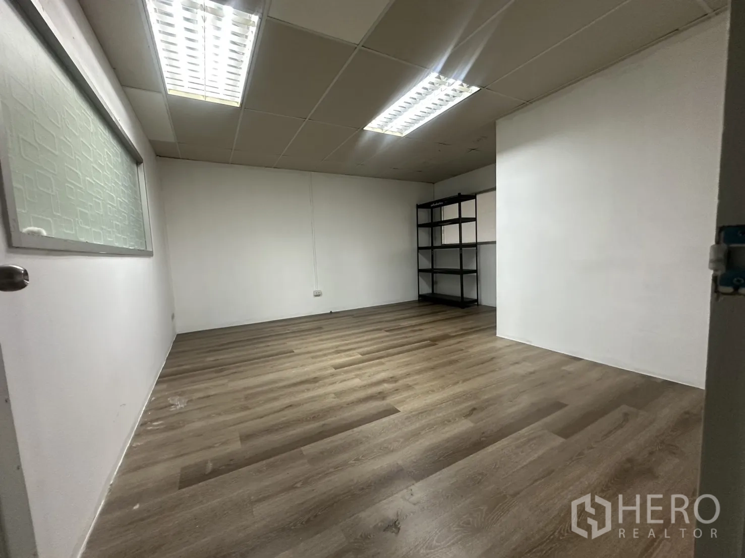 Warehouse for rent in Suan Luang, Bangkok - Long narrow office with picture window overlooking the street.