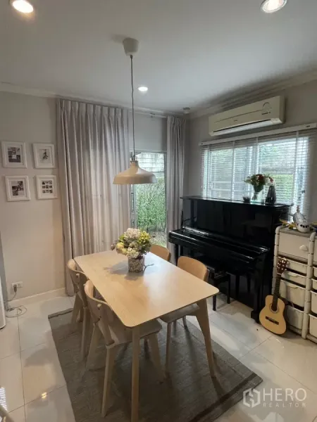 บ้าน ขายในMin Buri, Bangkok - อีกมุมของห้องอาหาร มีหน้าต่างบานใหญ่ ผ้าม่าน เปียโน และกีตาร์