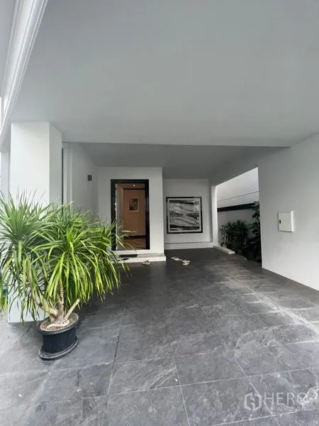 สำนักงานที่บ้าน ให้เช่าหรือขายในWatthana, Bangkok - ที่จอดรถมีหลังคาหน้าบ้าน พื้นกระเบื้องสีเข้ม พร้อมกระถางต้นไม้