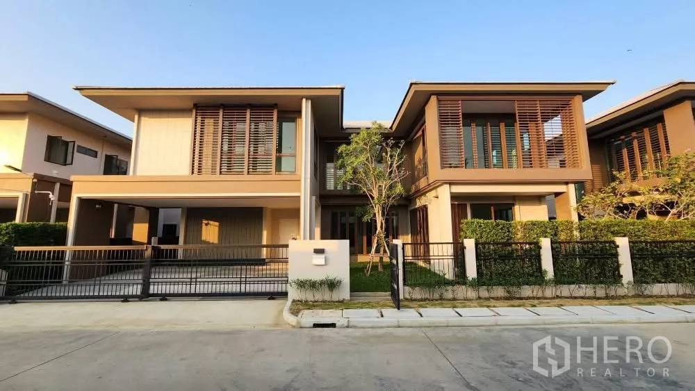 บ้าน ให้เช่าหรือขายในBang Kapi, Bangkok - บ้านเดี่ยวโมเดิร์นสองชั้น หน้าบ้านโปร่งพร้อมรั้วและสวนหย่อม ในเขตบางกะปิ กรุงเทพฯ