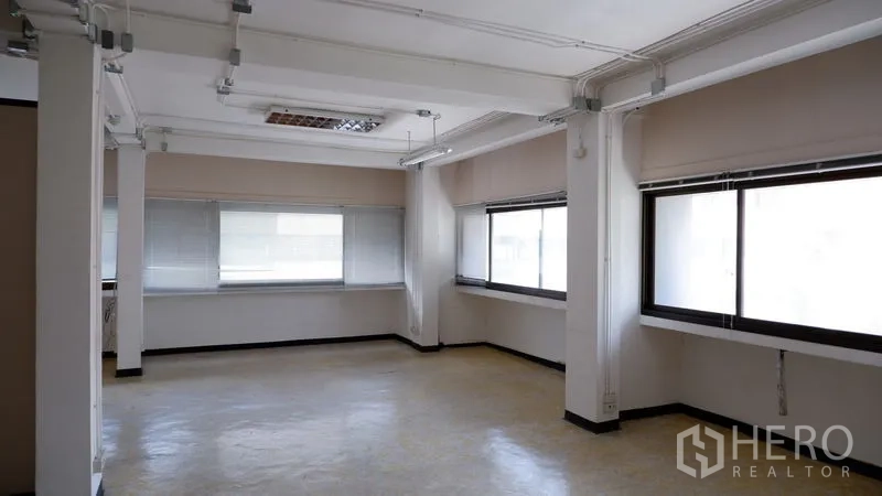 สำนักงาน ให้เช่าในWatthana, Bangkok - มุมพื้นที่เปิดรับแสง หลายหน้าต่าง เสาโครงสร้าง และไฟติดเพดาน