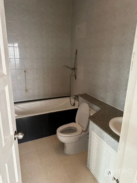 ทาวน์เฮาส์ ให้เช่าในBang Kapi, Bangkok - ห้องน้ำพร้อมอ่างอาบน้ำ โถสุขภัณฑ์ และเคาน์เตอร์ยาว