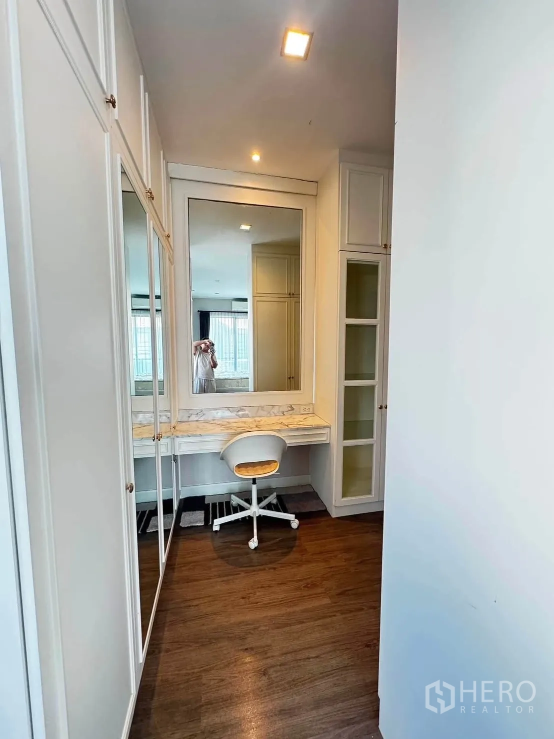 独栋房屋 for rent in Saphan Sung, Bangkok - 步入式更衣区，内置衣柜、梳妆台与大镜子。