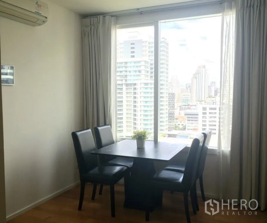 คอนโด ให้เช่าในWatthana, Bangkok - มุมรับประทานอาหารติดหน้าต่างบานใหญ่ มองวิวสกายไลน์กรุงเทพฯ