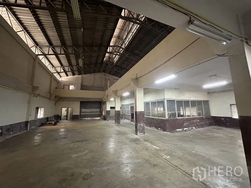 工厂 出租在Bang Bua Thong, Nonthaburi - 开阔生产区，采光天窗与玻璃办公室，临近装卸门