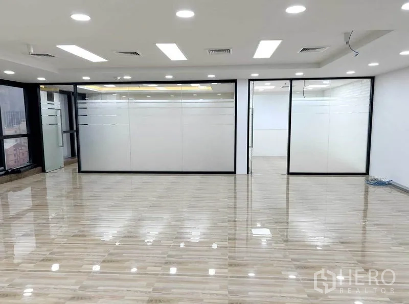 办公空间 出租在Phaya Thai, Bangkok - 中央区可见三间带磨砂条纹的玻璃隔间与嵌入式LED照明。