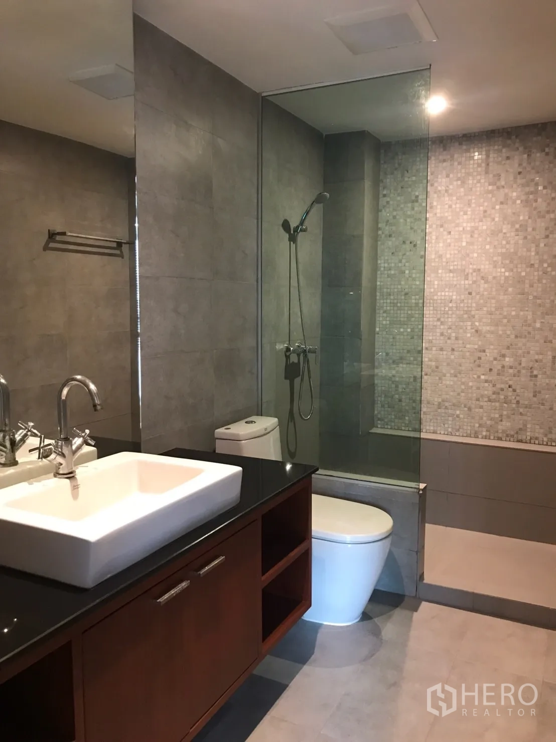 带办公室的家 出租在Watthana, Bangkok - 现代浴室，玻璃淋浴间、大台面盥洗台与瓷砖墙面。