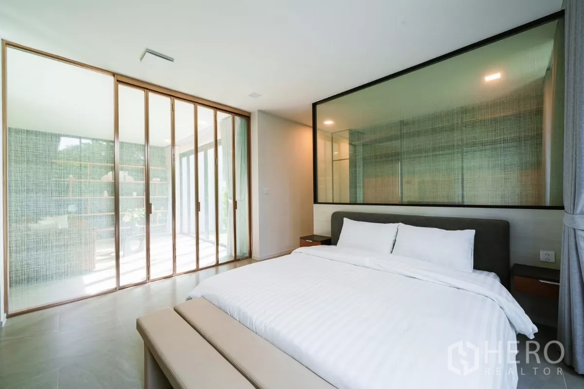 บ้าน ให้เช่าหรือขายในSaphan Sung, Bangkok - ห้องนอนสงบ เตียงคิงส์ เบาะปลายเตียง และฉากกั้นกระจกเลื่อน