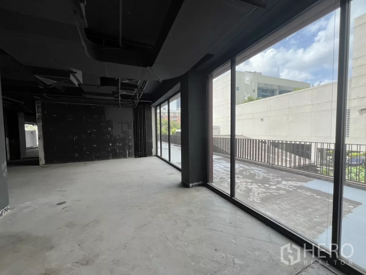 零售空间 出租在Watthana, Bangkok - 转角零售区，环幕落地窗外接露台