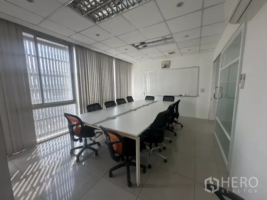 Office Space for rent in Huai Khwang, Bangkok - Meeting room with large windows, vertical blinds and a boardroom table setup.