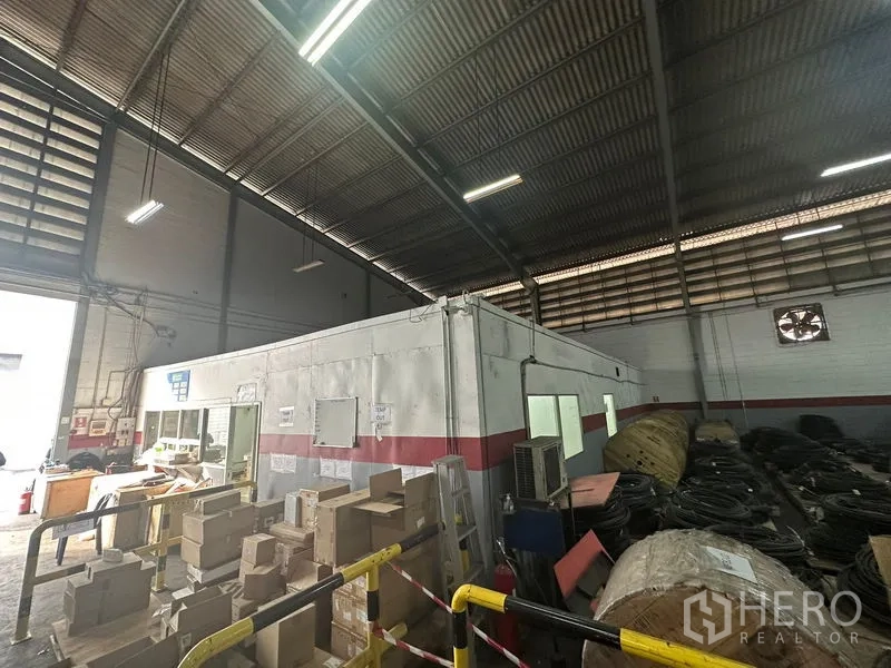 คลังสินค้า ให้เช่าในKhlong Toei, Bangkok - ฮอลล์เก็บสินค้าหลังคาสูง มีออฟฟิศภายในแบบโมดูล พร้อมสายเคเบิลและกล่องวางหลังราวกัน.